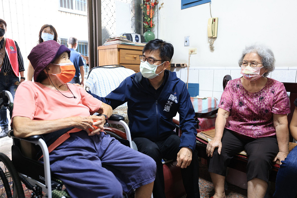 陳其邁(中)中秋慰訪獨居長輩。 圖：高雄市政府提供（資料照）