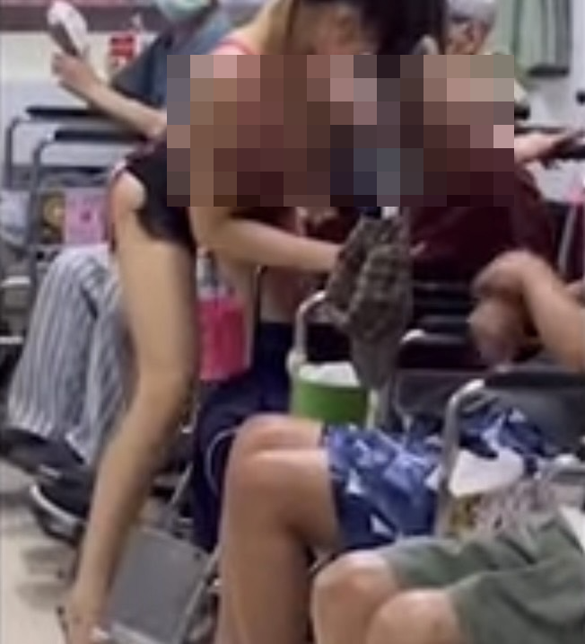 桃園榮家中秋活動請女舞者表演，尺度卻相當驚人，引發網路熱議。 圖：翻攝自爆廢公社
