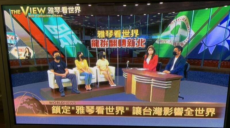 林佳龍（右一）接受電視節目專訪，恩恩爸爸（左一）也到場受訪。 圖：林佳龍競辦提供