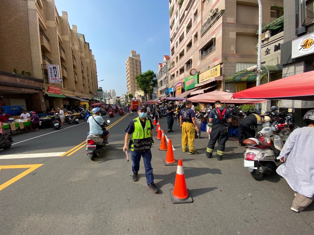 高雄市三民區鼎新路11日上午疑似飄出瓦斯味，警消獲報趕往檢測發現現場可燃氣體超標，立即疏散附近攤販近百人，並通知環保局處理。 圖/中央社（民眾提供）
