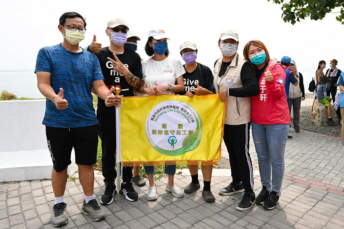 柯志恩(左三)與淨灘 團體。 圖：柯志恩選辦提供