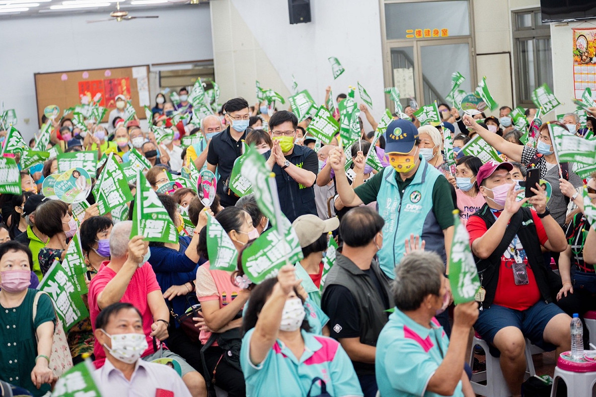林佳龍在滿場加油聲下步入會場，凍蒜聲不絕於耳。 圖：林佳龍競辦提供