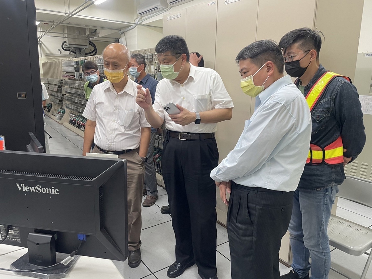 交通部長王國材於中秋連假第一天前往台北車站視察，並指示台鐵局務必盡快搶修。 圖：台鐵局/提供