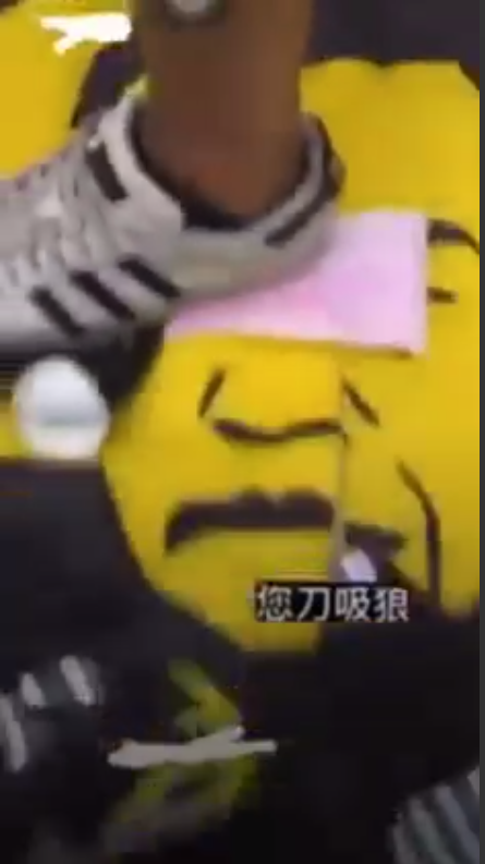 網路瘋傳一段影片，一名黑衣男子拿棒球棍狠砸廖老大飲料店。 圖：翻攝自爆料公社