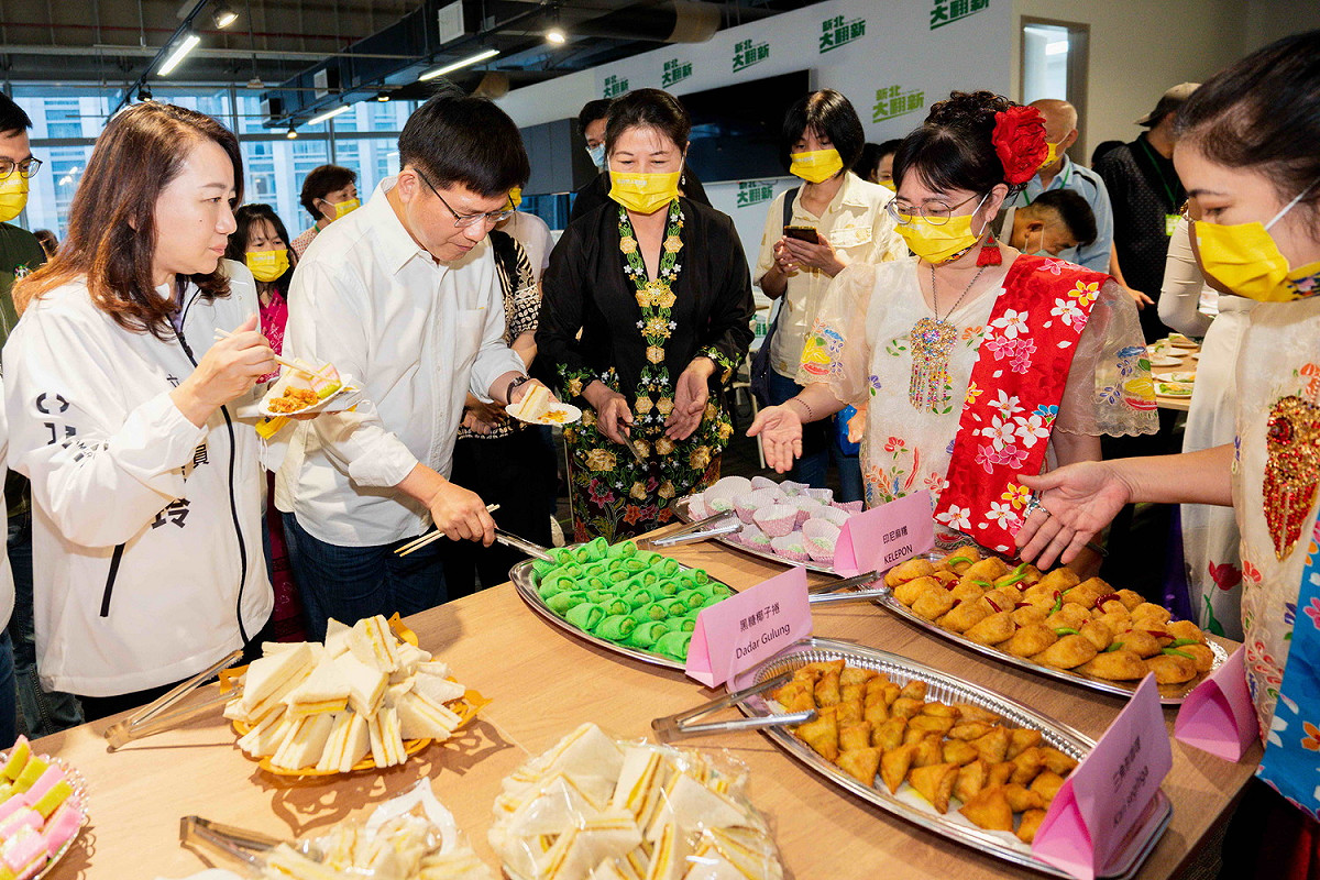 林佳龍與新住民一起吃美食。 圖：林佳龍選辦提供