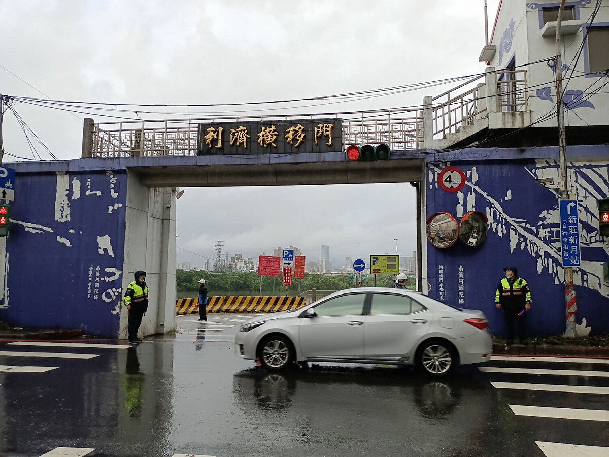 梅花颱風來襲，新北市大漢溪左岸3處橫移門11日22時關閉。 圖：新北市水利局提供