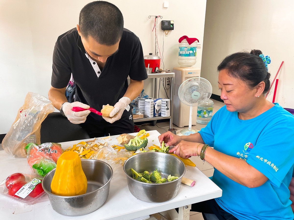 八里動物之家動保員寵愛毛寶貝DIY做鮮食。 圖：新北市動保處提供