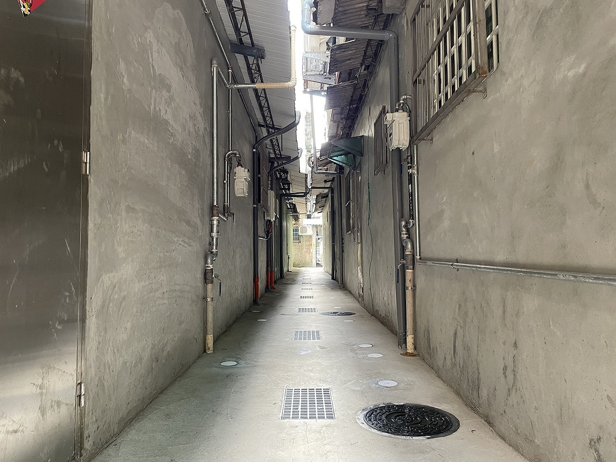 後巷接管後乾淨明亮示意圖。 圖：新北市水利局提供