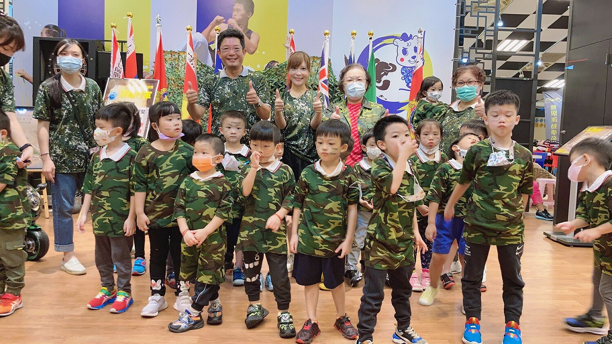 新北中和區佳南幼兒園日前舉辦小海龍特戰體驗營，獲得許多家長認同，新北市議員金瑞龍（後排左二）前往參加非常肯定。 圖：金瑞龍服務處提供