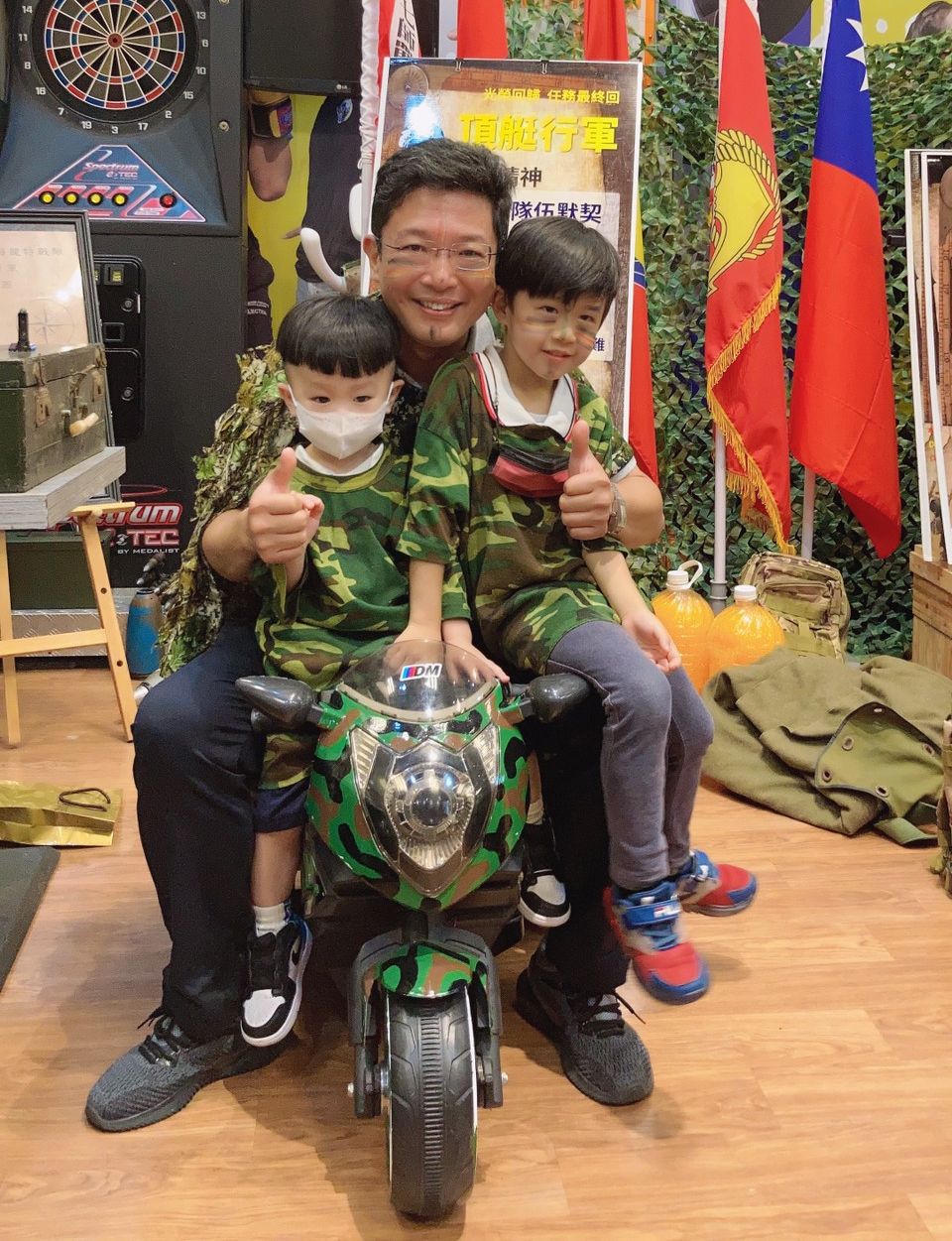 新北市議員金瑞龍（中）參加佳南幼兒園舉辦的小海龍特戰體驗營，與小朋友打成一片。 圖：金瑞龍服務處提供
