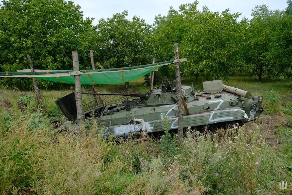 烏克蘭軍隊閃電戰大反攻，被落跑俄軍棄置在陣地的裝甲車。 圖 : 翻攝自烏克蘭武裝司令部臉書