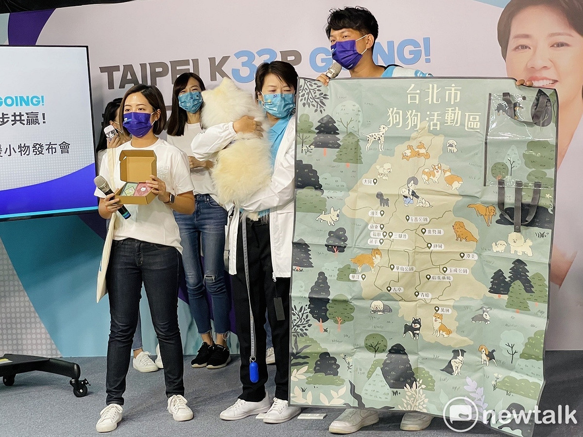 無黨籍台北市長候選人黃珊珊今公布應援小物，民眾黨議員參選人黃瀞瑩、陳宥丞等人擔任模特兒。 圖：周煊惠 / 攝