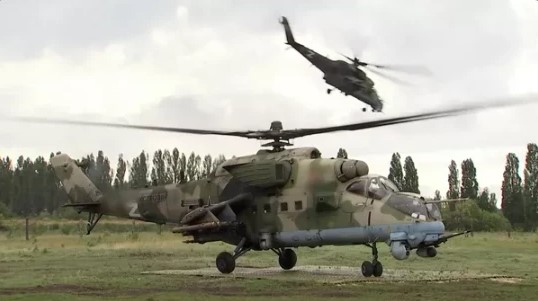 俄媒報導俄軍「米-25」直升機阻止烏軍渡河。 圖:翻攝自騰訊網