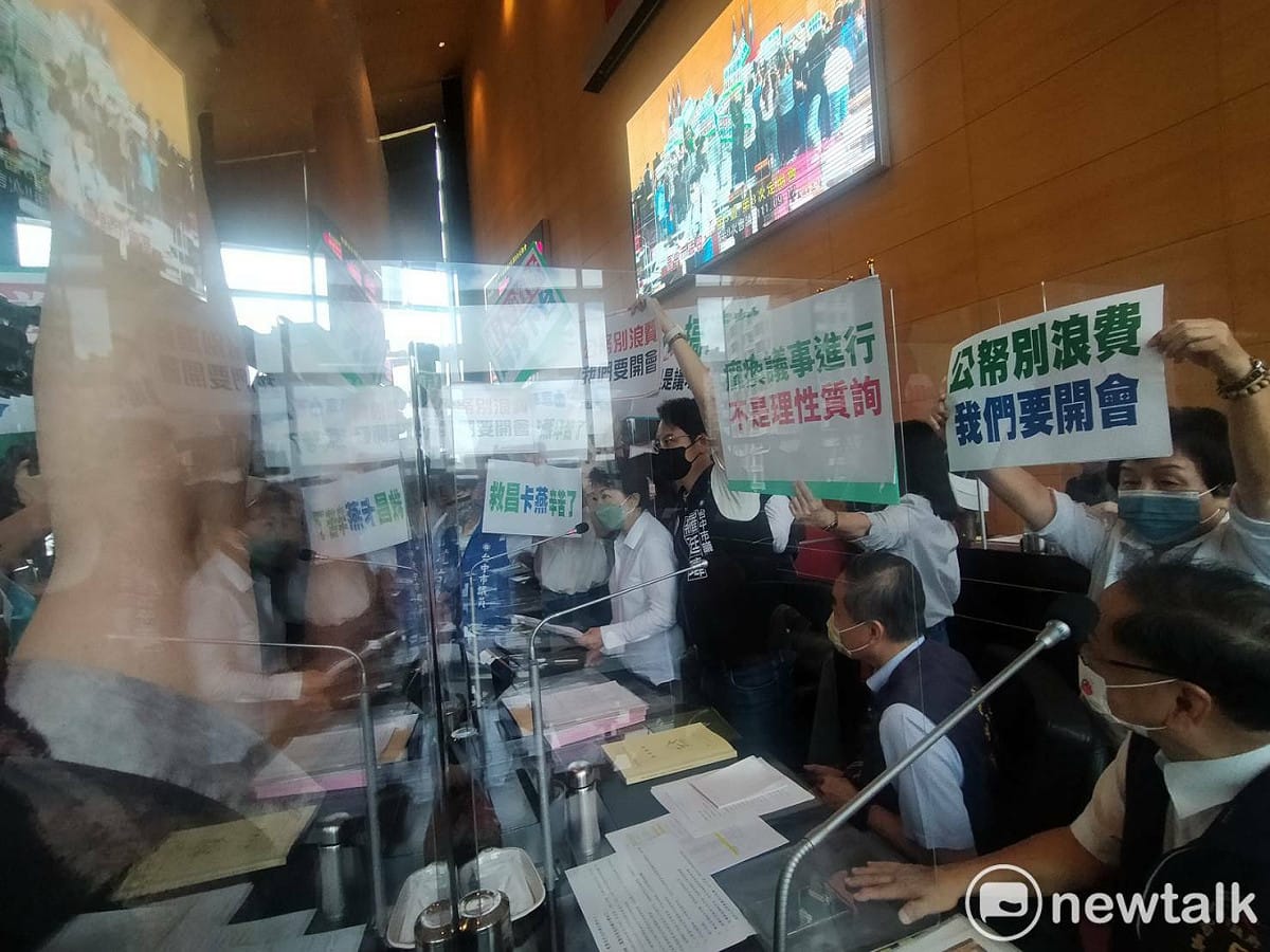 盧秀燕說明狼師案時，藍綠議員在議場亂成一團。 唐復年/攝