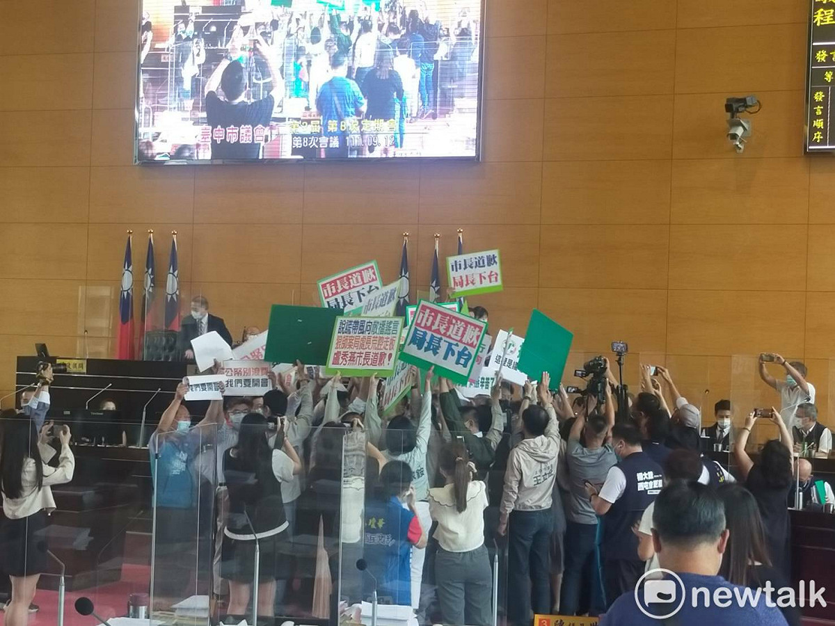 盧秀燕說明狼師案時，藍綠議員在議場亂成一團。 唐復年/攝