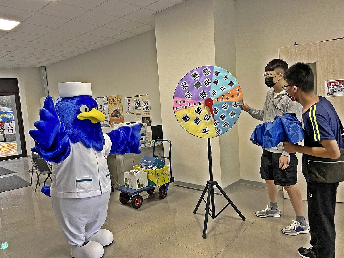 弘光科技大學9月12日開學，舉辦「大學生、禮貌聲─開學防疫禮貌週」活動。 弘光科大/提供