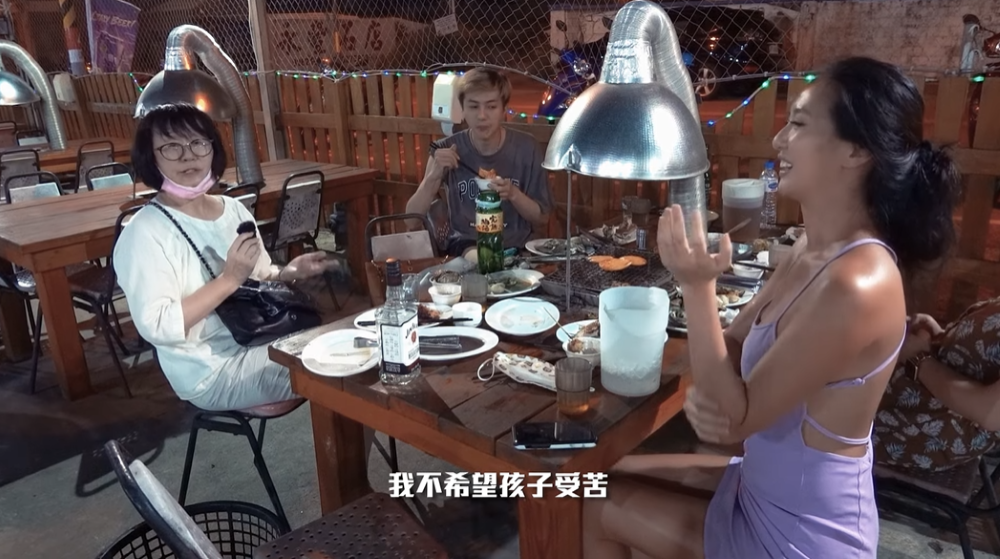 薔媽提到自己做最對的事情，就是把2個孩子留在台灣。 圖：翻攝自YouTube/林嘉凌 薔薔Maze