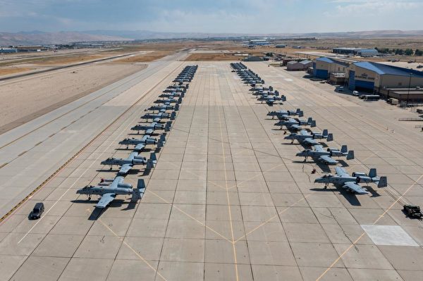9月7日，美軍37架A-10攻擊機在愛達荷州的戈文機場列隊。 圖：翻攝自US Air National Guard