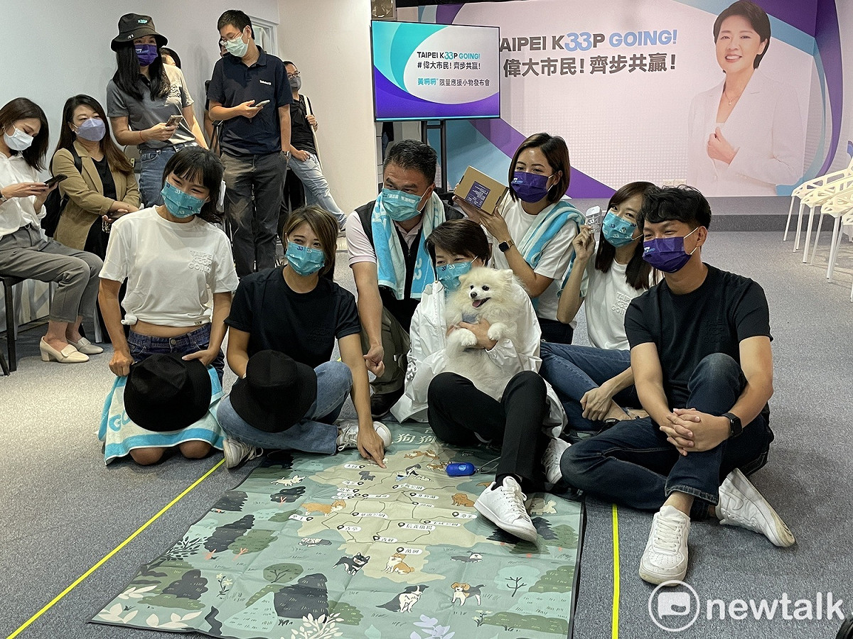 無黨籍台北市長參選人黃珊珊與多位民眾黨台北市議員參選人一起公布33應援小物。 圖：周煊惠 / 攝