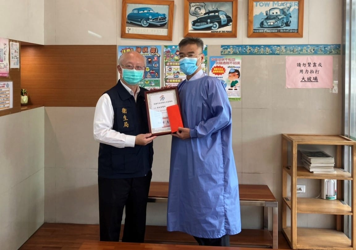 黃志中(左)特別頒獎表揚醫師黃裕峰。 圖：高雄市衛生局提供