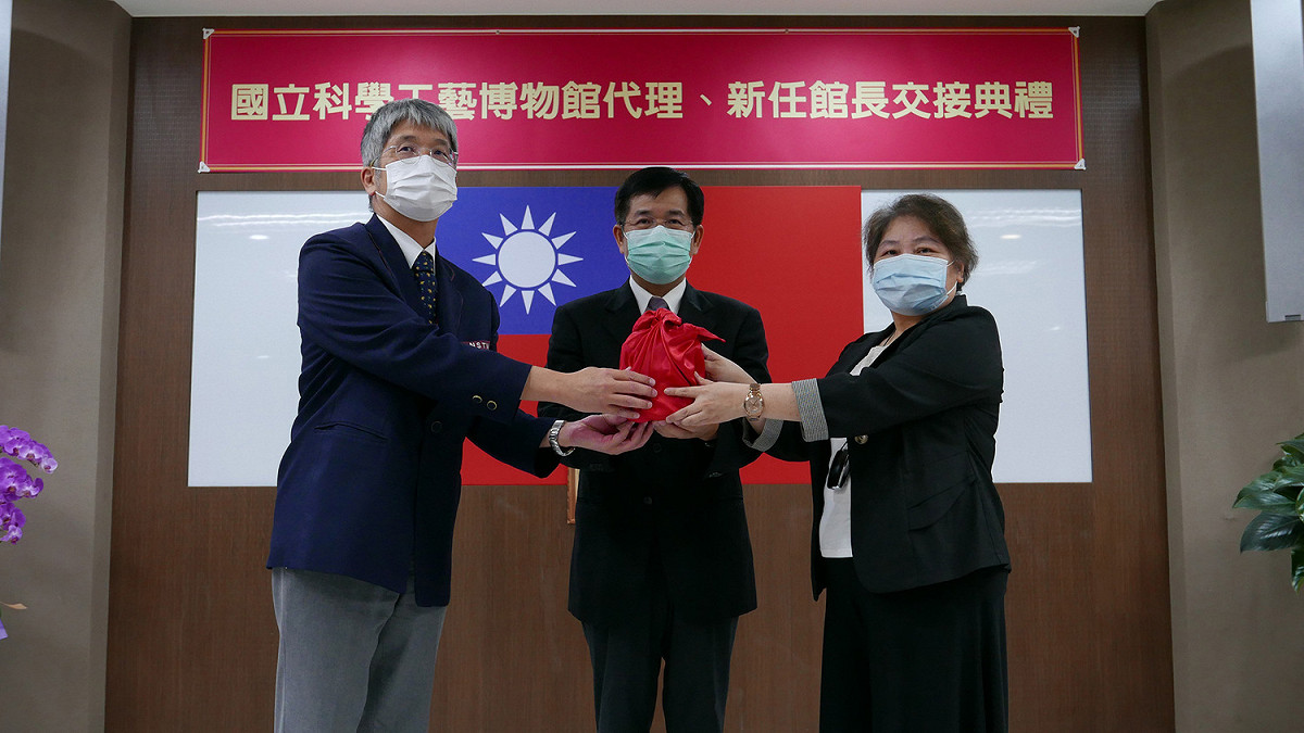 李秀鳳(右)在潘文忠(中)監交下接任科工館館長。 圖：孫家銘攝
