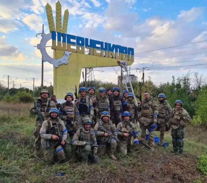 烏克蘭軍隊在收復的失土上開心合影。 圖 : 翻攝自直新聞
