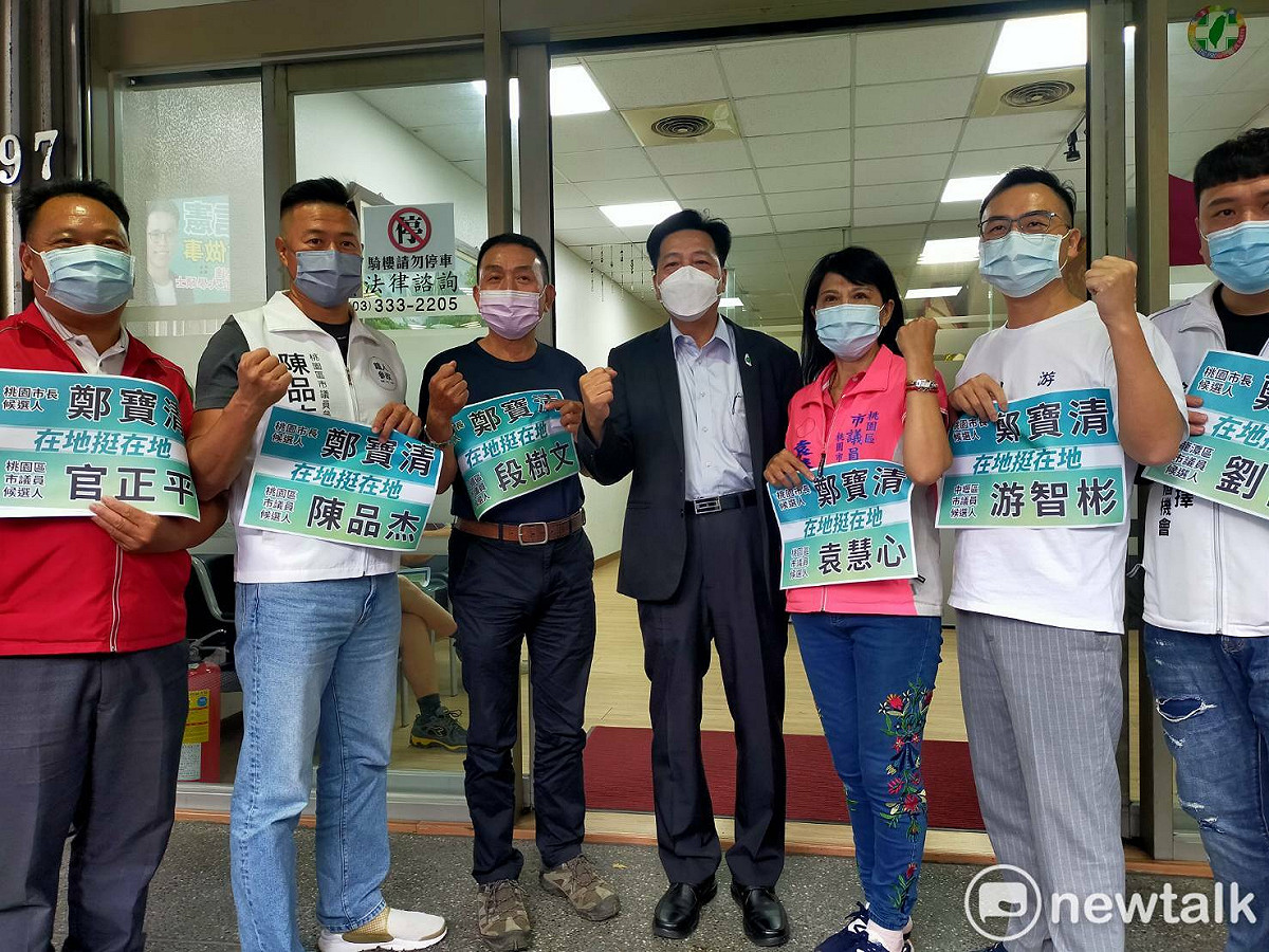 無黨籍桃園市長參選人鄭寶清12日與9位同樣也是無黨籍的桃園市議員參選人策略聯盟。 圖：林昀真/攝