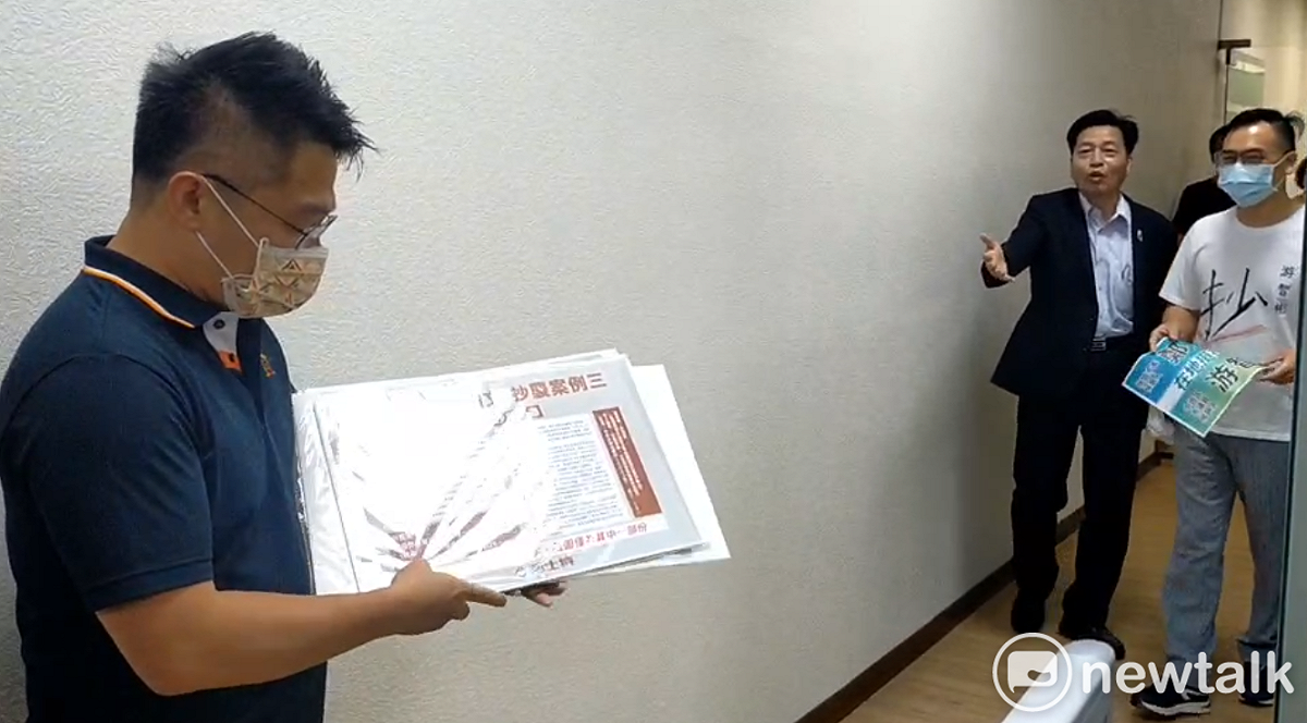 藍士博突現身鄭寶清服務處，要求鄭說明博士論文涉抄襲爭議。 圖：林昀真/攝