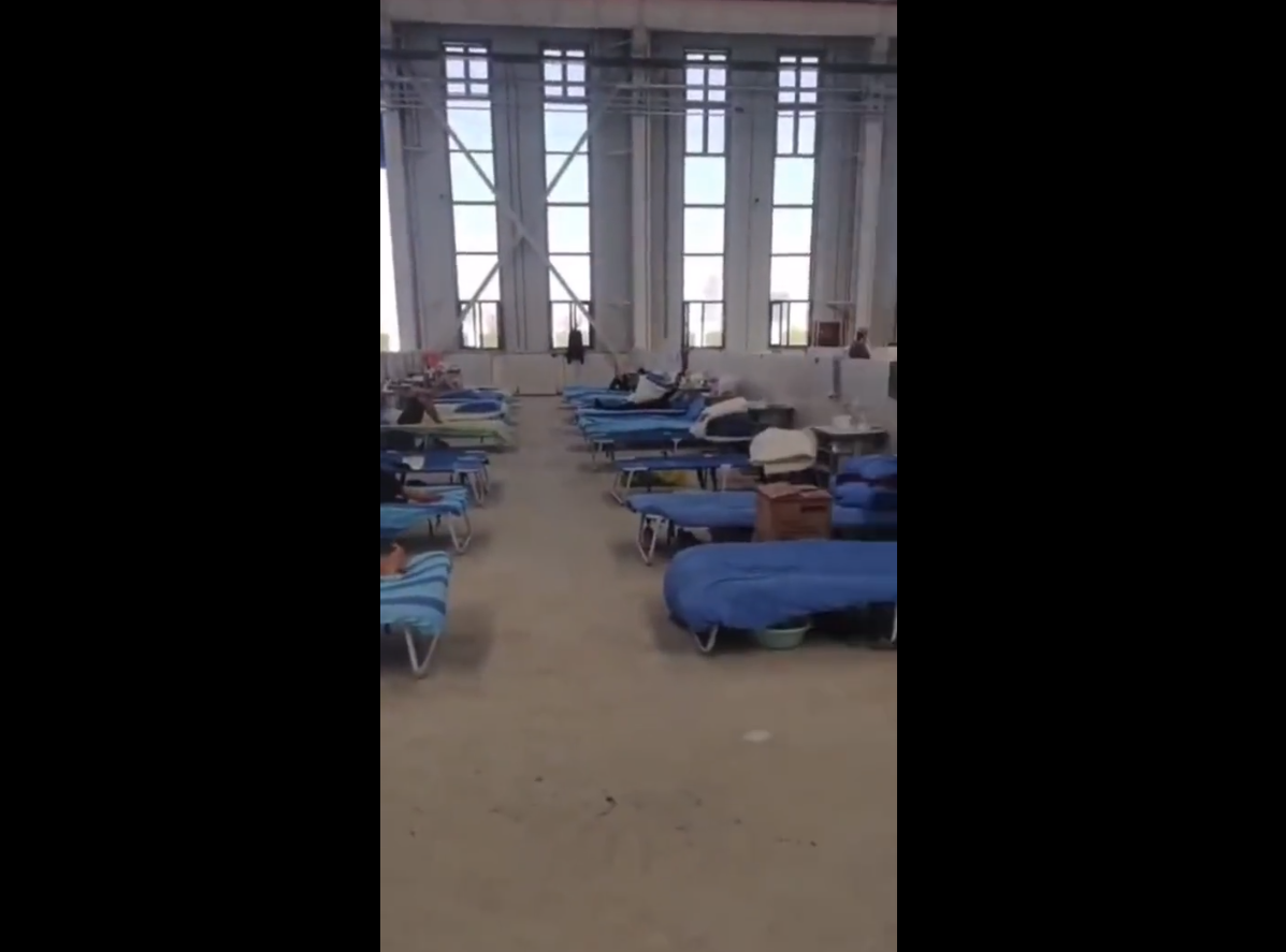 新疆伊犁長期封城，當地方艙醫院簡陋髒亂，民眾頂著40度高溫在帳棚內隔離。 圖：翻攝自阿不都外力·阿尤普推特