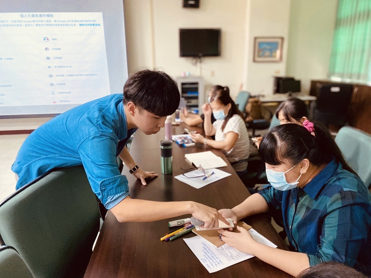 謝忠瑋與老師討論設計教案。 圖：新北市文化局提供