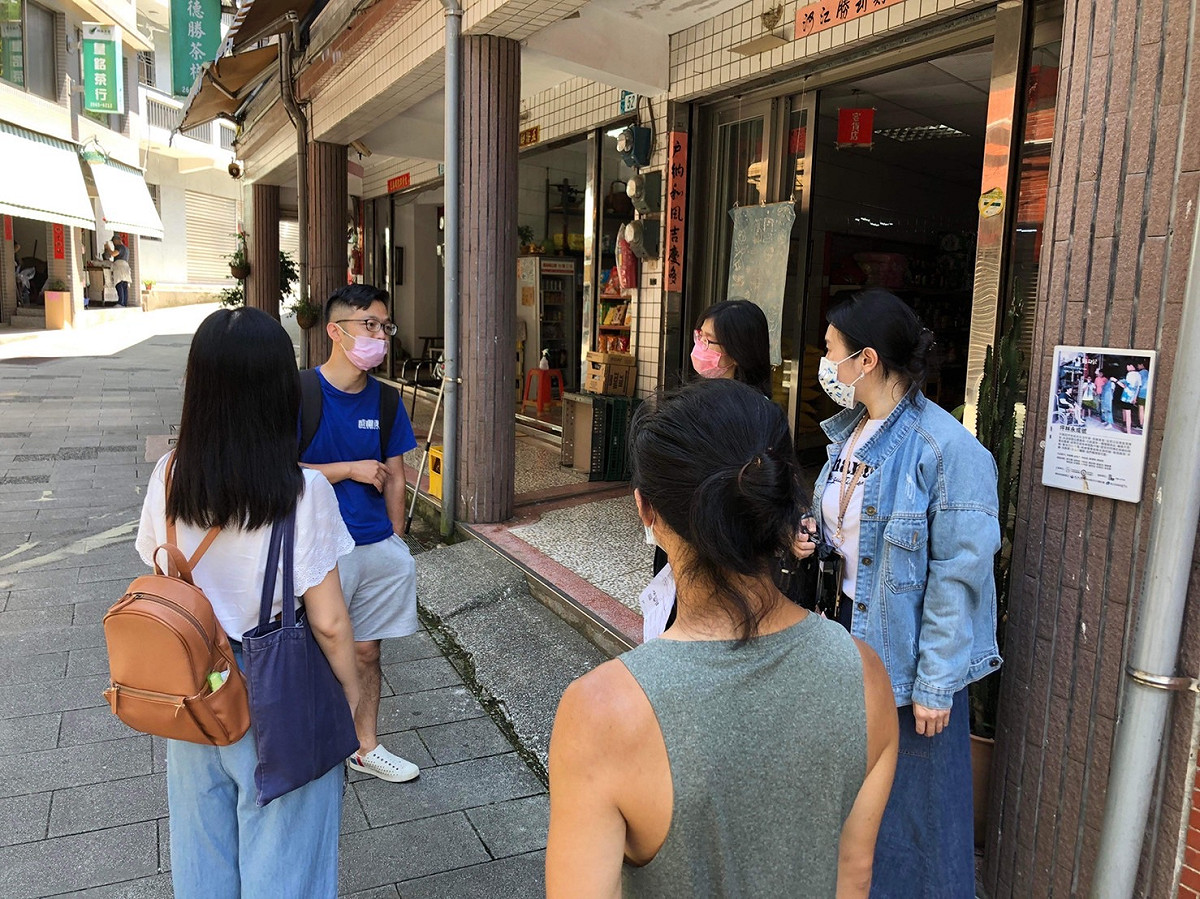 放伴教育協會成員至坪林場勘。 圖：新北市文化局提供