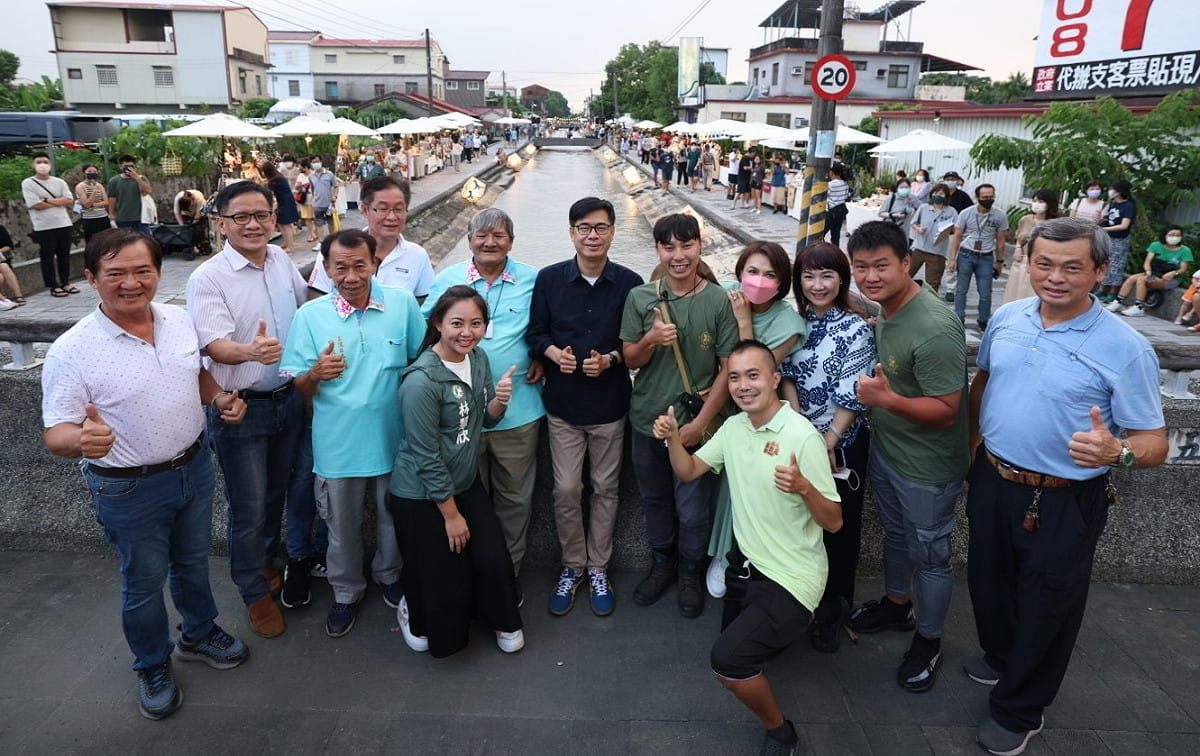陳其邁(中)最新民調支持度仍大贏柯志恩。 圖：高雄市政府提供（資料照）