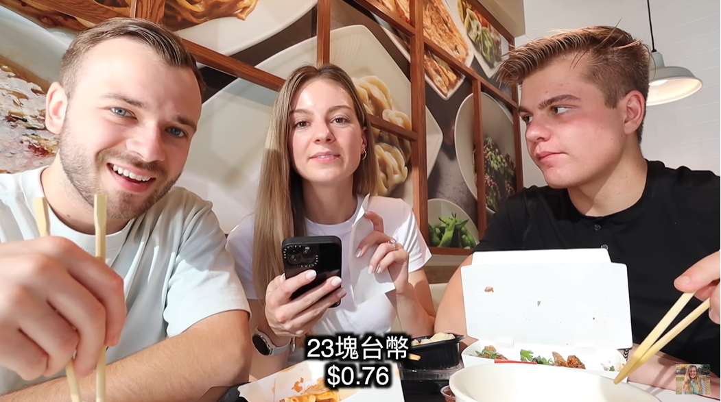 莫彩曦試算當地1顆鍋貼的價錢，是台灣的4倍。 圖：翻攝自YouTube/莫彩曦Hailey