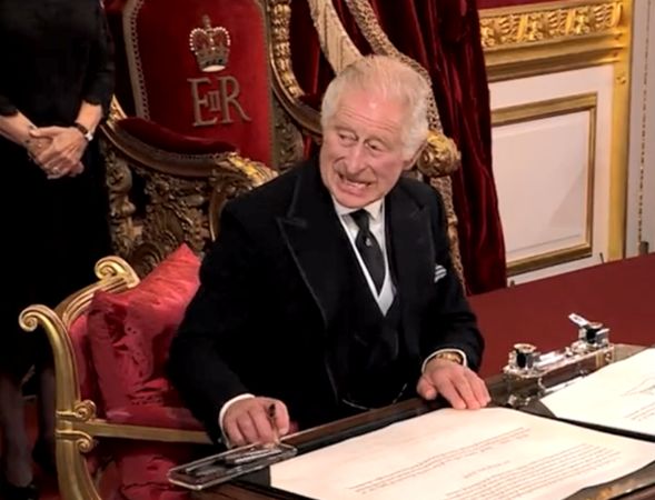 查爾斯三世在宣誓即位的儀式上，在簽字時因為筆漏水，被拍到「咬牙切齒」不悅的模樣，引發批評。 圖：翻攝自推特