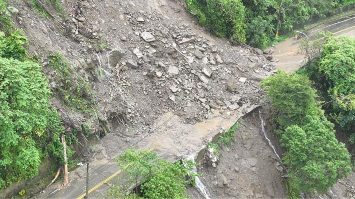 苗21線道路7月初受強降雨影響後，就常導致部分路段道路上方邊坡土石發生大面積崩塌。(資料照) 圖：取自苗栗縣政府網站