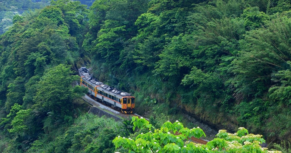今早平溪線發生列車撞落石事件，台鐵局表示，十分－菁桐今日實施預警性封閉。 圖：取自交通部觀光局網站