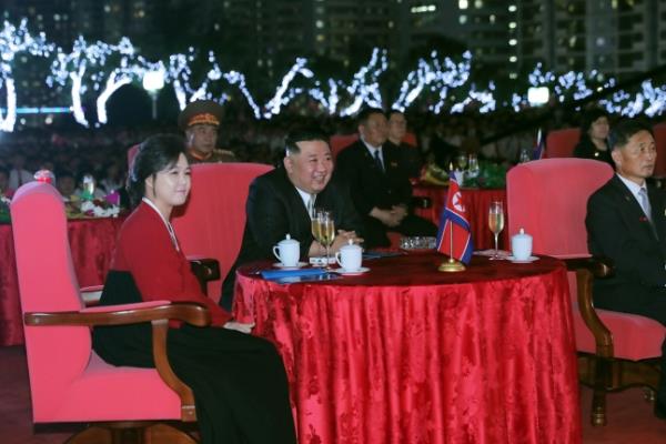 北韓慶祝建國74周年晚會，金正恩偕同夫人李雪主觀看表演。 圖：翻攝北韓勞動新聞網