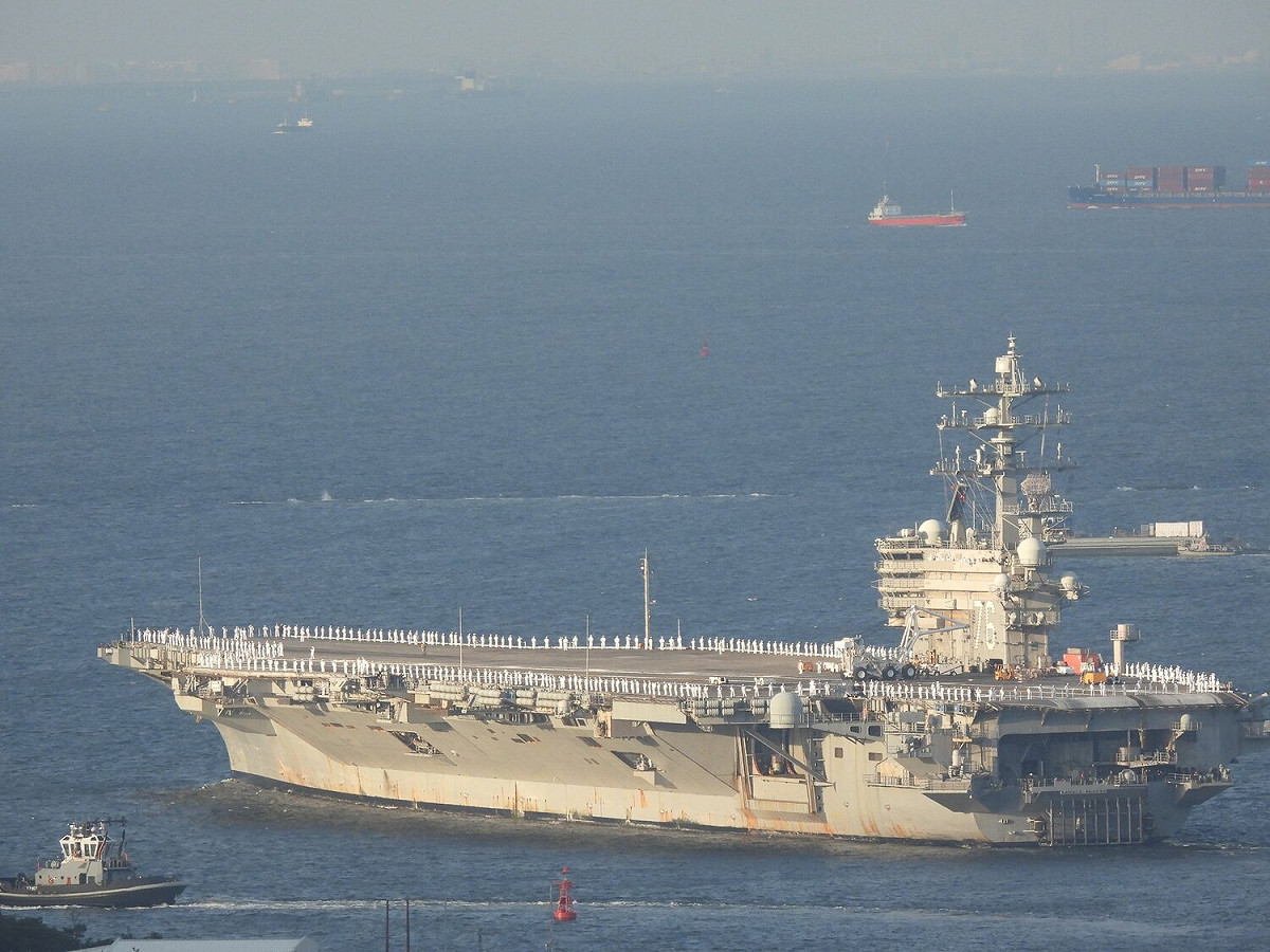美國尼米茲級核動力航空母艦「雷根號(CVN-76)」12日駛離橫須賀，下週將停靠韓國釜山，與南韓海軍進行聯合軍演。 圖：翻攝MICHIYA MURATA推特