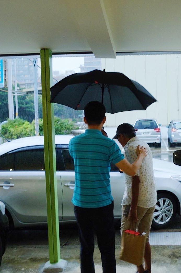 林榮基今（13）日在颱風天冒著風雨前往新竹，為民進黨竹北市長候選人鄭朝方送暖。 圖：鄭朝方團隊提供