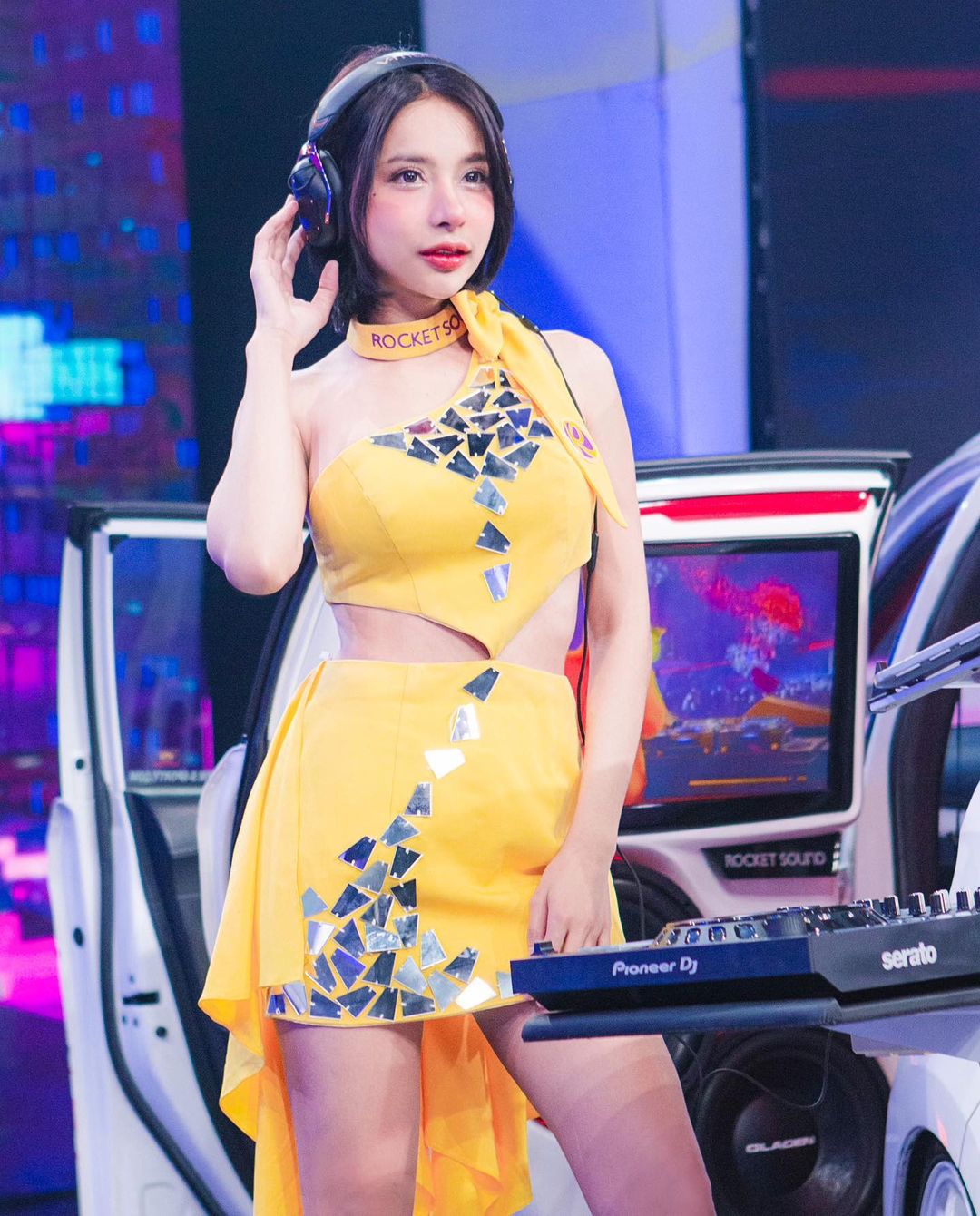 這名辣妹是泰國知名DJ「芭比莫絲(Barbie Mozz)」。 圖：翻攝自IG/djbarbiemozz