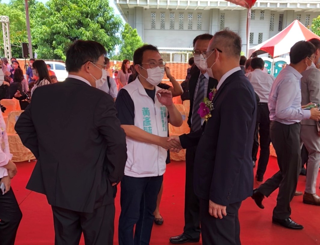 曾任職經濟部的黃彥毓(中)也到場觀禮。 圖：黃彥毓提供