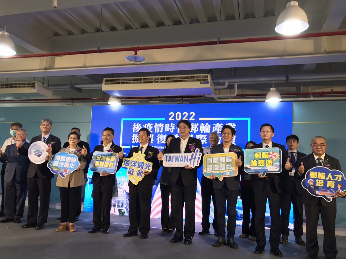 交通部次長祁文中（左五）表示，台灣郵輪基礎設施已經準備好了，目前正在籌劃亞洲跳島郵輪聯盟，相關計畫也已經提交指揮中心。 圖：交通部／提供