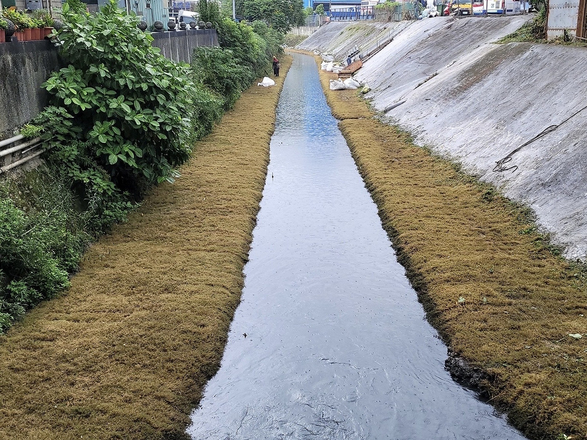 鴨母港溝上游整治中。 圖：新北市水利局提供