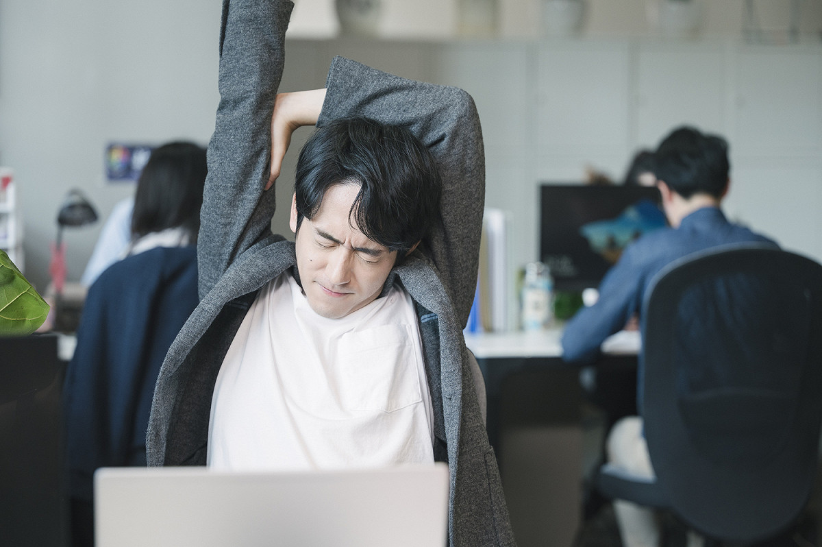 新北「青年，好險有你」宣傳影片男主角-鎮萬鈞與年輕拍攝團隊，用心詮釋青年局宣傳影片。 圖：新北市青年局提供