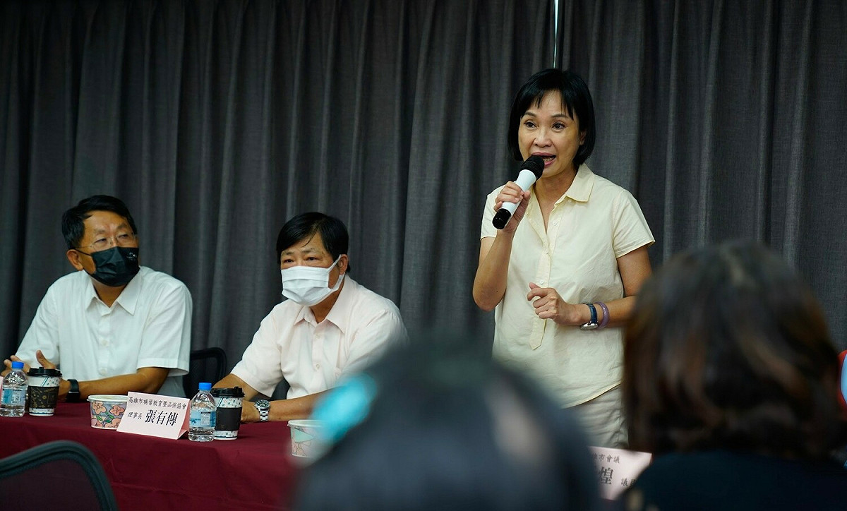 柯志恩(右)與補教業者座談。 圖：柯志恩選辦提供