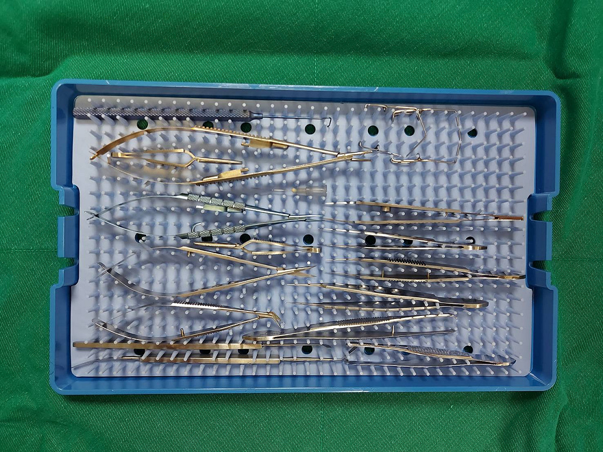 施行動物眼科手術時必備的精密輔助器械。 圖：新北市動保處提供