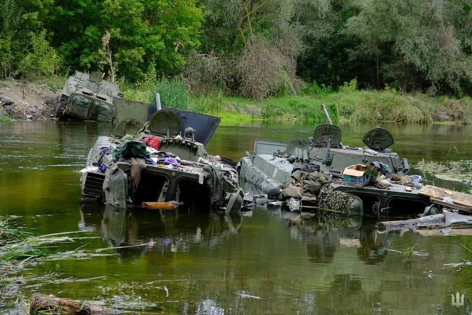 俄軍潰逃，連裝甲車都掉進河裡。 圖：翻攝自烏克蘭參謀本部推特