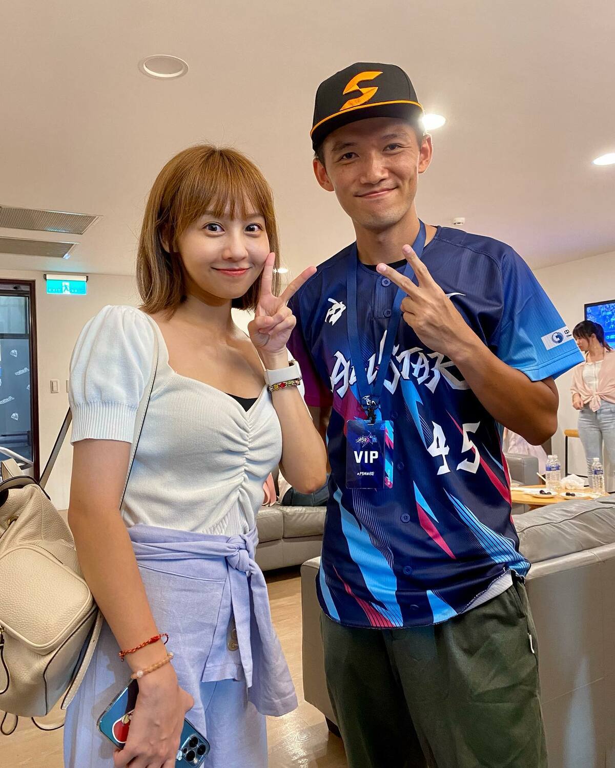 台南Josh近日與前啦啦隊成員「梔梔」合作拍片。 圖：翻攝自台南Josh臉書