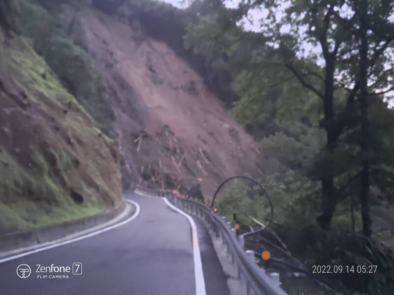 因道路坍塌，台7線47公里（巴陵）及65公里（明池）進行行車管制到明日中午12點。 圖：公路總局一工處／提供