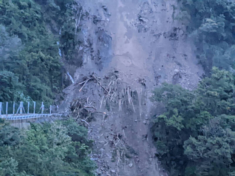 台7線49.8公里上邊坡今日清晨5點36分出現嚴重坍方造成雙向交通阻斷。 圖：公路總局一工處／提供